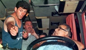 Ish-ministri tregon prapaskenat e pengmarrjes s&euml; autobusit grek, nga Flamur