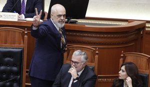 FOTOLAJM/ Pas fjalimit n&euml; Kuvend Rama ironizon opozit&euml;n me dy gishtat