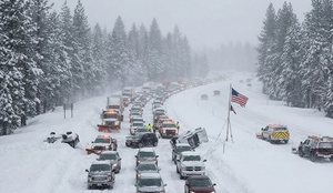 Stuhia e fuqishme p&euml;rfshin SHBA-n&euml;. Bor&euml; e dendur, akull dhe