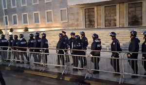 Kordon i dyfisht&euml; policie para Kryeministris&euml;!