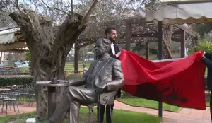 Statuj&euml; p&euml;r Ismail Kadaren&euml; n&euml; vendin e kafes s&euml; tij