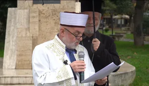 Marshimi i Paqes n&euml; Elbasan, prifti ortodoks i mban &ccedil;adr&euml;n