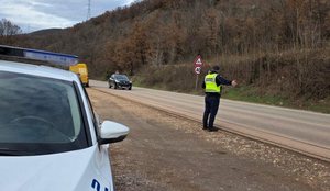 Bllokohet aksi Librazhd&ndash;Kor&ccedil;&euml;, ja oraret kur t&euml;