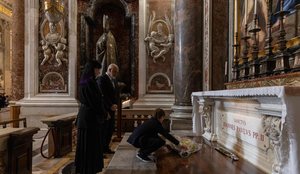 Buqet&euml; tr&euml;ndafilash t&euml; bardh&euml; p&euml;r Papa