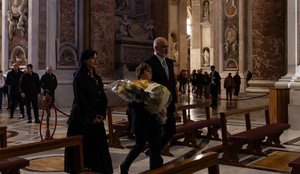 Buqet&euml; tr&euml;ndafilash t&euml; bardh&euml; p&euml;r Papa