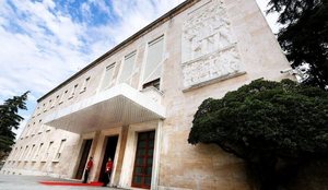 Qeveria miraton indeksimin e pagave p&euml;r administrat&euml;n dhe kategori