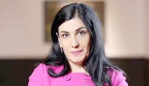 Ik&euml;n nga detyra Mirlinda Kar&ccedil;anaj, kush e z&euml; vendin e saj!