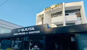 U vet&euml;plagos n&euml; dhom&euml;n e hotelit t&euml; t&euml; dashurit,