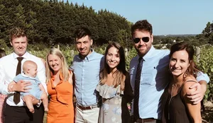 Rast&euml;sia q&euml; bashkoi tre &ccedil;ifte! K&euml;t&euml; histori dashurie