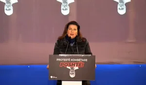 Rajmonda Bulku kujton 20 shkurtin 1991 n&euml; protest&euml;: Mor&euml;m n&euml;