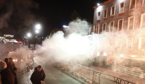 PD reagon pas trazirave n&euml; protest&euml;: Policia nd&euml;rpreu faljen e