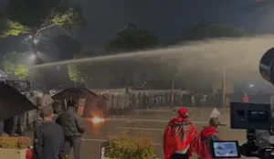 Pas molotov&euml;ve dhe fishekzjarr&euml;ve, protestuesit q&euml;llojn&euml; me