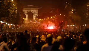 Qindra t&euml; arrestuar n&euml; Franc&euml;, pas festimeve t&euml; fitores