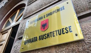 Kushtetuesja rr&euml;zon k&euml;rkes&euml;n e PD-s&euml; p&euml;r komision