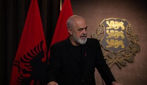 Resorti n&euml; Zv&euml;rnec/ Rama fton protestuesit: Zgjidhni 20