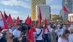 Video/ Nis protesta. Pjes&euml;marr&euml;sit k&euml;rkojn&euml; burg p&euml;r