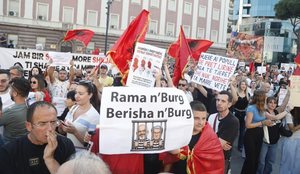 Video/ Nis protesta. Pjes&euml;marr&euml;sit k&euml;rkojn&euml; burg p&euml;r