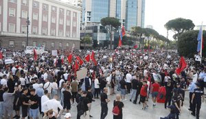 Shqip&euml;ria n&euml; Drudge Report: Amerika flet p&euml;r protestat