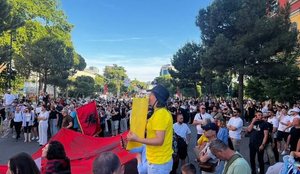 Jo vet&euml;m n&euml; Tiran&euml;! Ja ku do t&euml; protestohet nes&euml;r!