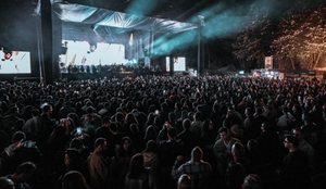 Mbr&euml;mje e paharrueshme n&euml; Tiran&euml; me legjend&euml;n e muzik&euml;s