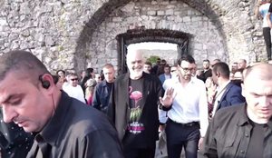 Rama n&euml; Shkod&euml;r me bluz&euml; me flamingo