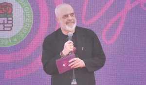 Protesta p&euml;r Zv&euml;rnecin/ Rama: Ku ishin deri dje k&euml;ta