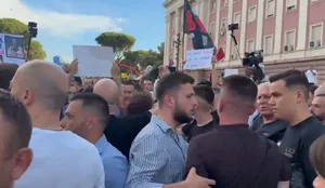 Tensione n&euml; protest&euml;n para Kryeministris&euml;, protestuesit
