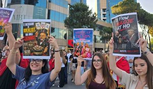 Foto/ Pankartat n&euml; dit&euml;n e 10-t&euml; t&euml; protest&euml;s p&euml;r