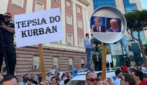 Foto/ Protesta para Kryeministris&euml; p&euml;rmes fotove!