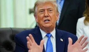 Trump paralajm&euml;ron Iranin: Do t'ju godasim m&euml; fort sot