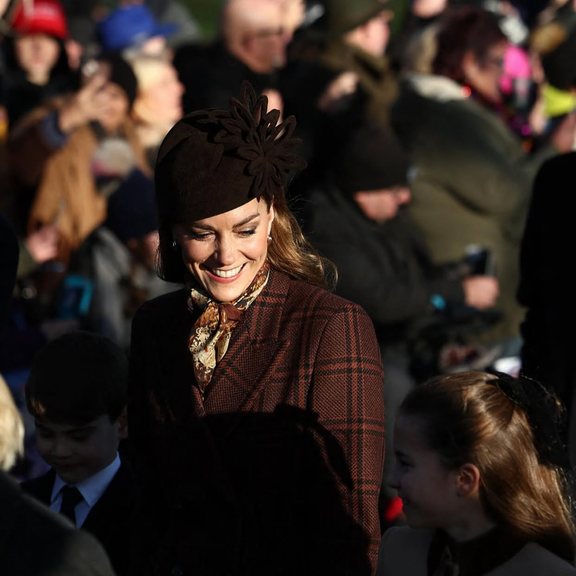 T&euml; gjith&euml; syt&euml; te Kate! Princesha e Uellsit magjeps me veshjen