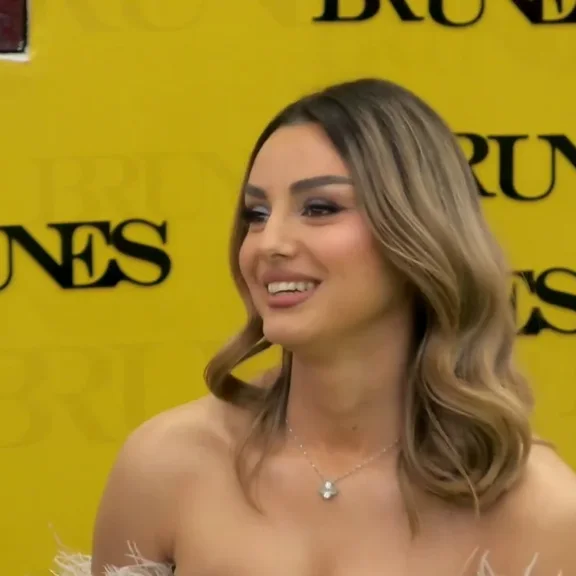 Videoja e puthjes me Kejsin. &Ccedil;far&euml; thot&euml; Ina!