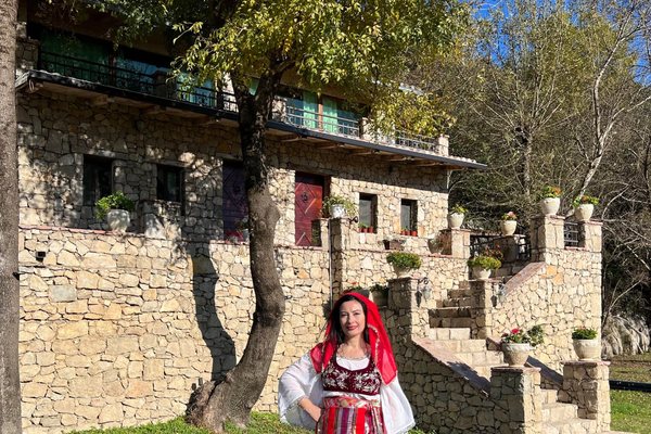 Kostumet që flasin, Eralda Baze dhe misioni për të shpëtuar
