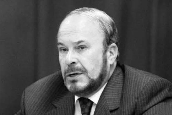 Kryeministri i Kosovës: Fatos Nano, gdhendi emrin e tij në