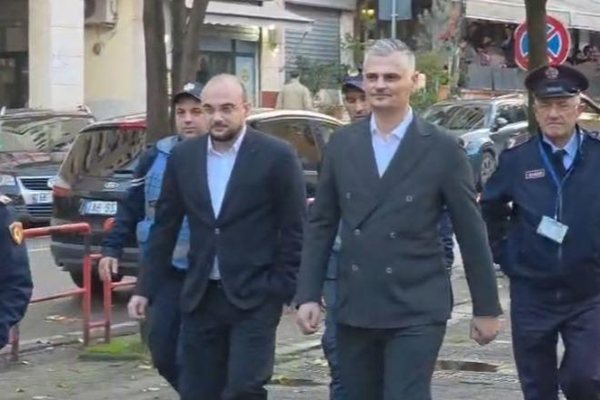 Kreu i ARRSH Gentian Gjyli dhe Erald Elezi paraqiten në GJKKO për