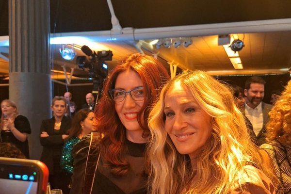 Shkrimtarja shqiptare Ledia Xhoga përkrah yllit të Hollywood-it Sarah