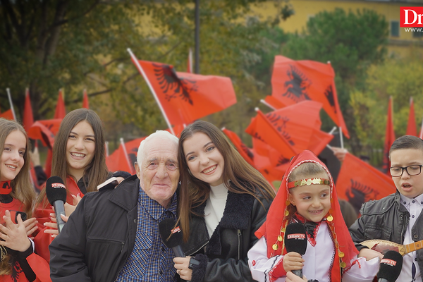 Çiftelia kumbon në shesh! Urimet e shqiptarëve për