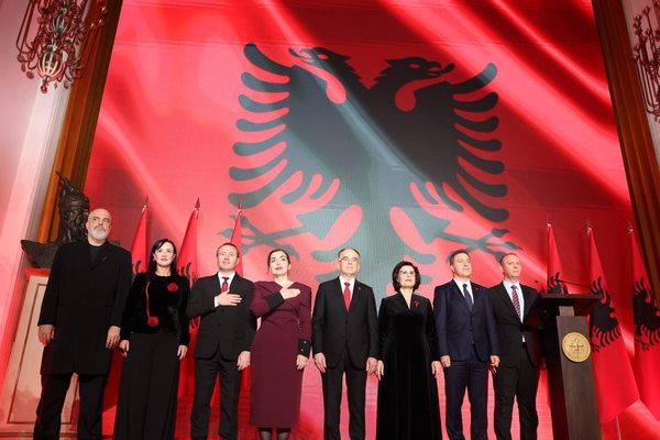 Rama ndan fotot nga mbrëmja tradicionale kuqezi për Ditën e