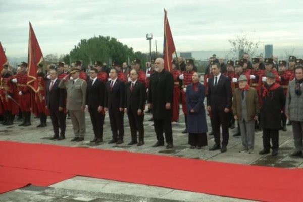 81-vjetori i Çlirimit/ Krerët e shtetit nderojnë