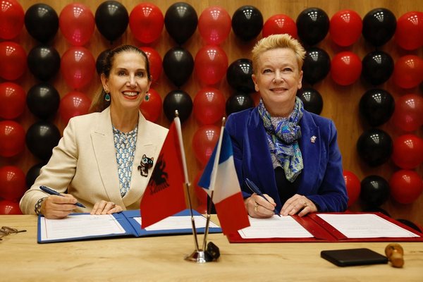 Ministrja Kumbaro jep lajmin: Do të hapim liceun franko-shqiptar në