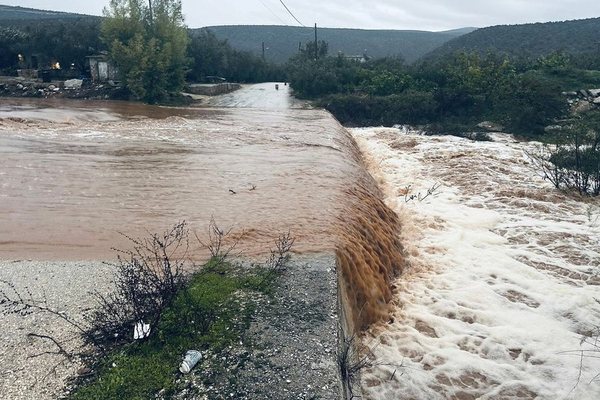 Stuhia e fuqishme “Byron” godet Greqinë, përmbytje në