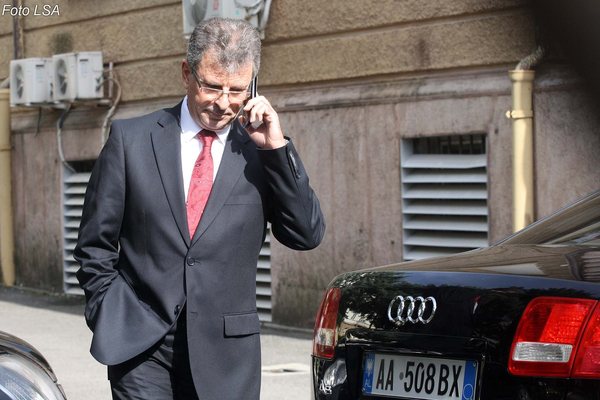 Visho Ajazi: Kush jam unë!