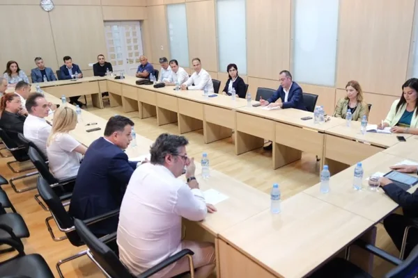 Mbyllet me tensione mbledhja e kryesisë e PD-së, Salianji kërkon