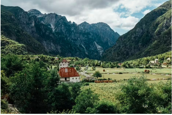 Express: Thethi, fshati i vog&euml;l shqiptar q&euml; duket si Zvicra, por