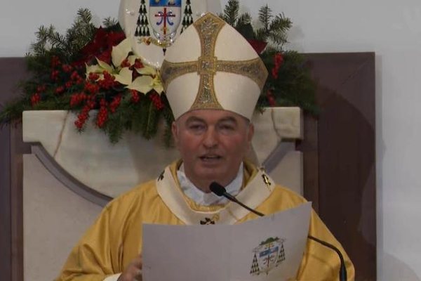 Krishtlindja n&euml; Tiran&euml;. Mesazh shprese nga Imzot Dodaj