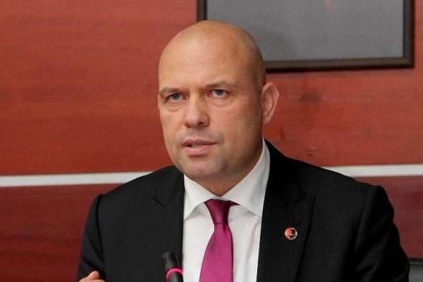 Ironia e Manjanit: Rezuluta kopile q&euml; do rr&euml;zoj&euml; Ram&euml;n