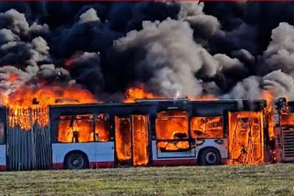 Digjen dhjet&euml;ra autobus&euml; t&euml; rreshtuar n&euml; sektorin Rinia