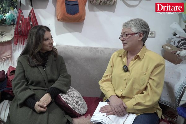 Teuta e Mangalemit q&euml; kthen mbetjet n&euml; art!