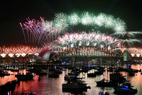 Foto/ Si u prit Viti i Ri n&euml;p&euml;r bot&euml;!