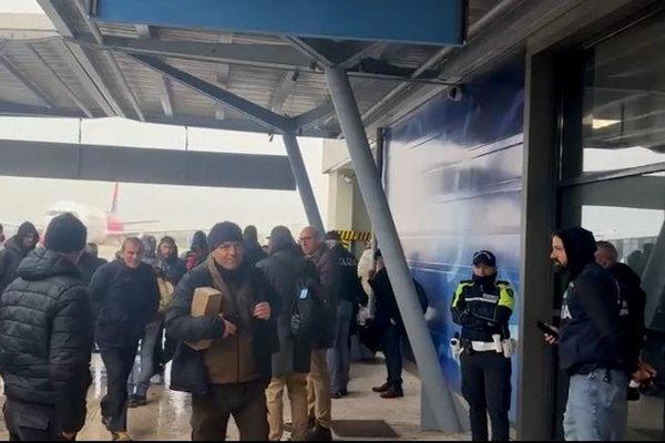 Kaos n&euml; aeroportin e Brindisit, pasagjer&euml; drejt Tiran&euml;s bllokohen